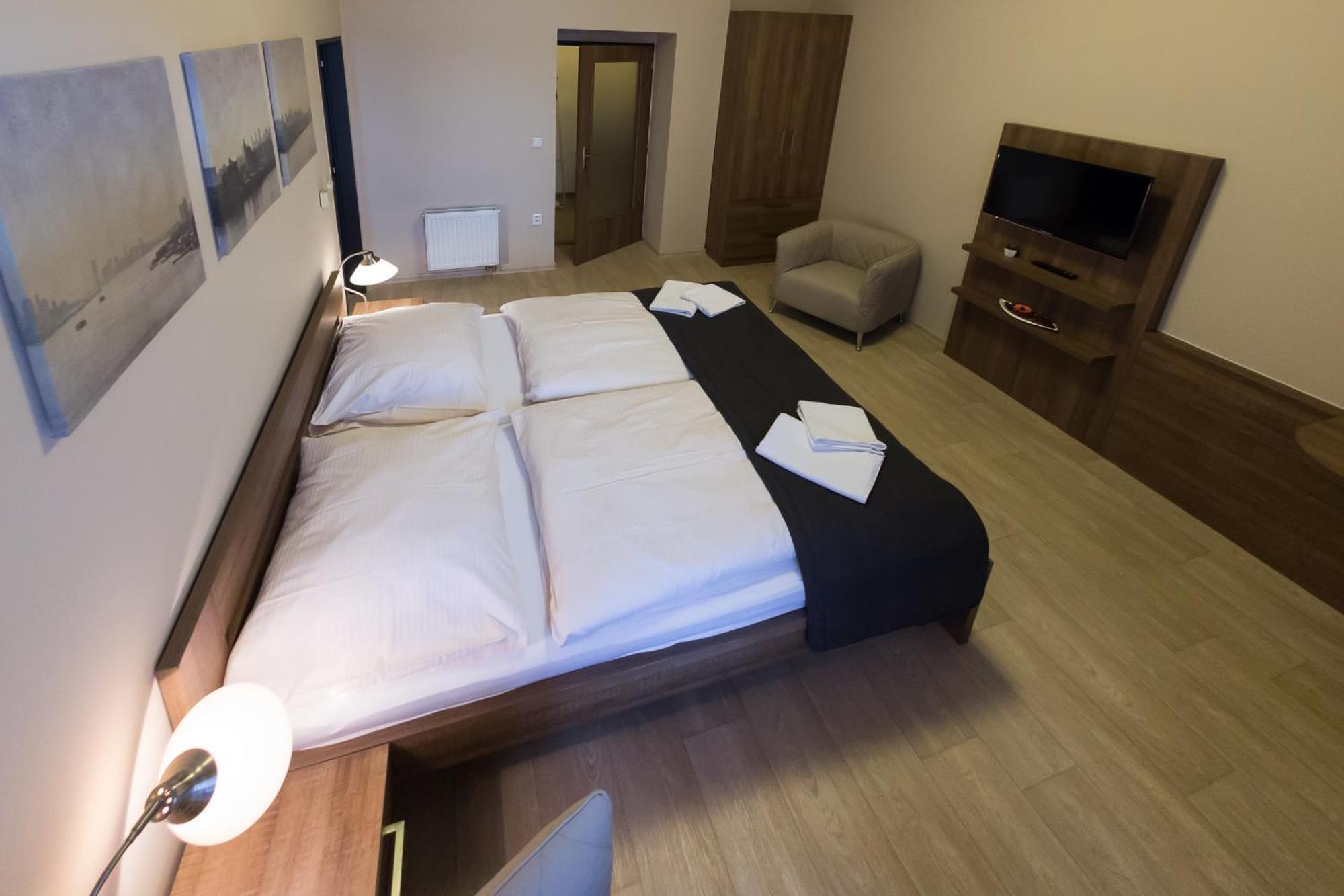 פודבראדי Penzion Apartmany Resident מראה חיצוני תמונה